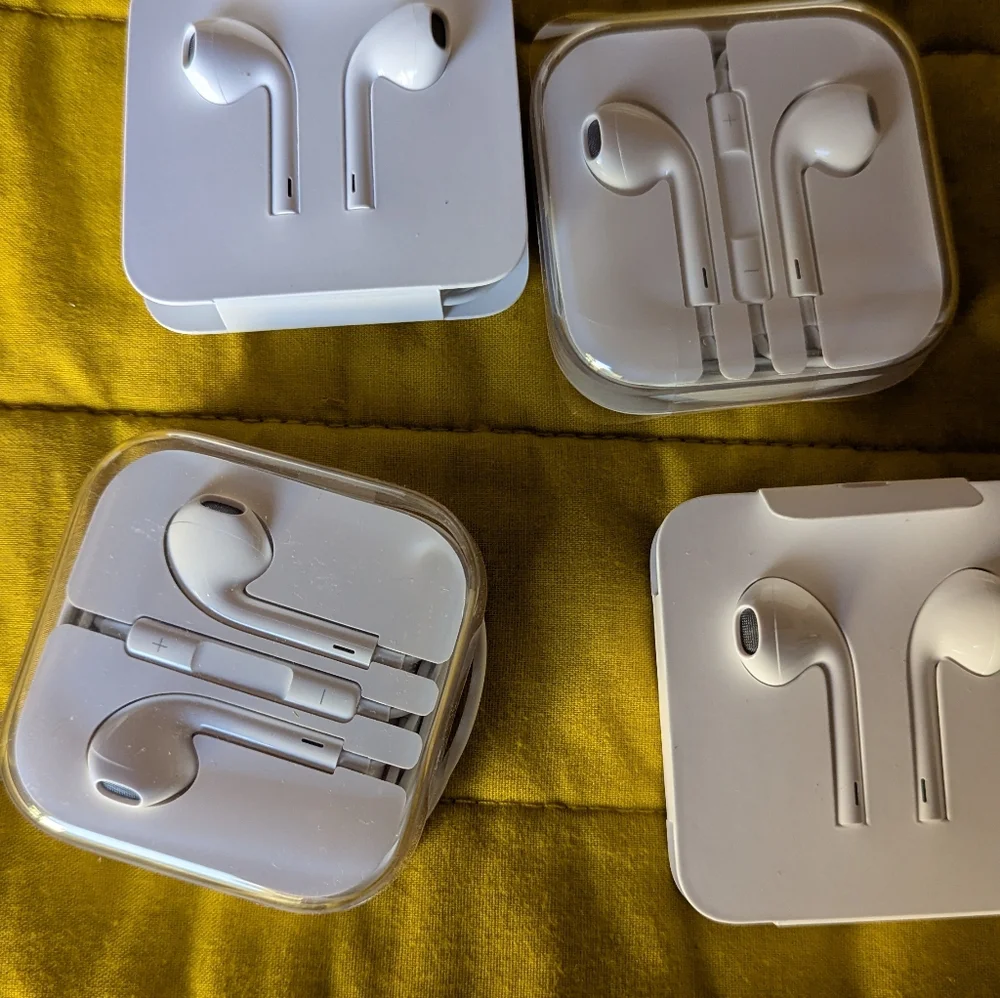 Apple iPhones Empty Boxes Lot Of 6 With 4 Earbuds
